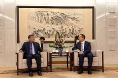 Standing Deputy Minister of Foreign Affairs Nguyen Minh Vu (L) meets with Executive Vice Minister of Foreign Affairs Ma Zhaoxu. (Photo: baoquocte.vn)