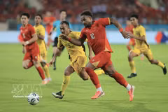 Striker Nguyen Xuan Son (No. 12) scores the decisive goal to seal Vietnam's 2-0 victory in the 89th minute at the semifinal on August 19. (Photo: VNA)