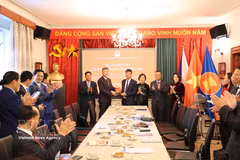 Ambassador Duong Hoai Nam (L) receives a souvenir from a Hung Yen official at the meeting. (Photo: VNA)