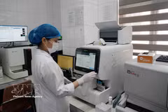Modern machinery and technology have become powerful “assistants”, helping improve accuracy while reducing pressure on doctors. (Photo: VNA)