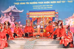A Then master performs a ritual song to pray for blessings and good fortune at the programme in Vientiane. (Photo: VNA)