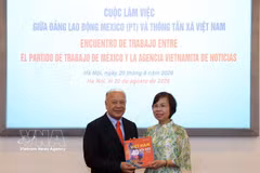 VNA General Director Vu Viet Trang (R) presents a pictorial book to PT General Secretary Alberto Anaya Gutiérrez at the meeting on August 20. (Photo: VNA)