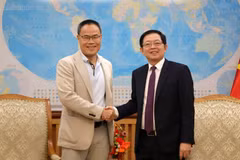 Deputy Prime Minister Ho Quoc Dung (R) meets with Prof. Dr. Nguyen Van Tam, a prominent Vietnamese scientist in France, in Hanoi on August 24. (Photo: chinhphu.vn)