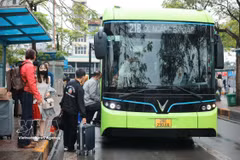 Hanoi’s bus network covers 100% of communes and wards, with 155 routes in operation, including 128 subsidised ones. (Photo: VNA)