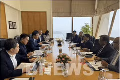 The meeting between Vietnamese Minister of Industry and Trade Le Manh Hung and representatives from Essar Group (Photo: VNA)