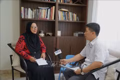 Prof. Ruhanas Harun from the Department of International Relations under the National Defence University of Malaysia (UPNM) (L) in an interview with the Vietnam News Agency’s correspondent in Kuala Lumpur. (Photo: VNA)