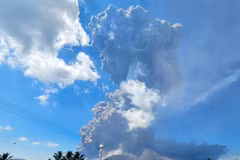 Mount Lewotobi Laki-Laki in eastern Indonesia erupts several times on June 5, spewing massive ash clouds into the sky. (Photo: Xinhua/VNA)