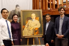 The Vietnamese delegation poses with Director of the Living History Museum in Montreuil city (Photo: VNA)