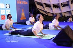 People join the International Yoga Performance – Da Nang 2026 at APEC Park on June 26. (Photo: VNA)