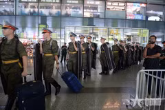 The Russian military delegation taking part in Vietnam's grand military parade on September 2 arrived at Noi Bai International Airport, Hanoi, on August 20. (Photo from People's Army newspaper)