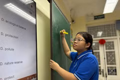 A student in an English lession at Chuong Duong Secondary School in Hanoi. (Photo: VNA)