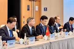 Minister of Finance Ngo Van Tuan (second, left) at the working session (Photo: MInistry of Finance)