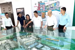 Businessman Nguyen Hoai Bac (third from right) introduces visitors to the model of Dai Son urban area, of which he is the investor. (Photo published by VNA)