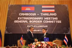 Cambodian Deputy Prime Minister and Minister of National Defence Tea Seiha (L) and Thailand’s Acting Minister of Defence Gen. Nattaphon Nakphanit. (Photo: Khaosod)