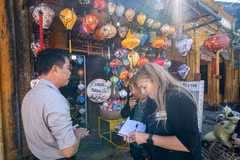 UNESCO experts are noting a local resident's opinions on how storms and floods affect daily life and businesses linked to the Hoi An ancient town heritage. (Photo: The Courtesy of UNESCO)