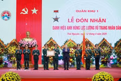 General Secretary and State President Lam presents the title “Hero of the People’s Armed Forces” to Military Region 1 (Photo: VNA)