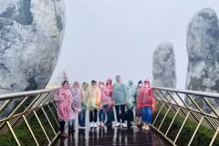 Tourists visit Golden Bridge in Da Nang city in the rainy season. (Photo: hanoimoi.vn)