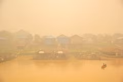 Dense haze from forest fires blankets Palangka Raya in Indonesia’s Central Kalimantan province (Photo: Xinhua/VNA)