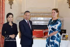 General Secretary of the Communist Party of Vietnam Central Committee and President To Lam and his spouse Ngo Phuong Ly present books to the Royal Library of Belgium in Brussels on October 24. (Photo: VNA)