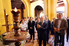 Polish Prime Minister Donald Tusk visits historical and cultural sites in the Hoi An Ancient Town. (Photo: VNA)