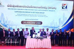 Representatives from the Lao-based Supchaleun Group and Vietnam’s Viet Nga Group at the signing ceremony of the memorandum of agreement (MOA) in Vientiane. (Photo: VNA)