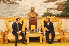 Vietnamese Minister of Public Security General Luong Tam Quang (left) meets with Lao Deputy Prime Minister and Minister of Public Security General Vilay Lakhamphong in Vientiane on April 25. (Photo: VNA)