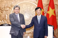 Nguyen Duy Ngoc, Politburo member, Chairman of the Communist Party of Vietnam (CPV) Central Committee's Organisation Commission and Chairman of the Vietnam-Japan Parliamentary Friendship Group (R) hosts a reception in Hanoi on July 22 for Executive Acting Secretary-General of Japan's Liberal Democratic Party (LDP) Hagiuda Koichi and his delegation. (Photo: VNA)