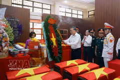 Party General Secretary and State President To Lam offers incense in tribute to fallen heroes and martyrs at Le Thi Rieng Park in Ho Chi Minh City on July 17, 2026. (Photo: VNA) 