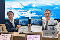 Executive Vice President of Vietnam Airlines Nguyen Chien Thang (left) and Paul Geaney, President and Chief Commercial Officer of Avolon, hold the certificate of the signing of the agreement for the lease of additional Boeing 737 MAX aircraft in Farnborough, UK, on July 21. (Photo: VNA)