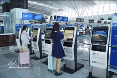 Passengers on Vietnam Airlines' international flights from Noi Bai International Airport’s Terminal 2 can check in and drop bags at self-service kiosks from July 20. (Photo: VNA)