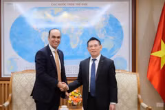 Deputy Prime Minister Ho Duc Phoc meets with Anil Wadhwani, Chief Executive Officer of Prudential plc. (Photo: The Courtesy of Prudential)