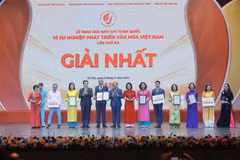 Deputy Prime Minister Mai Van Chinh and Minister of Culture, Sports and Tourism Nguyen Van Hung present first prizes to the winners. (Photo: VNA)
