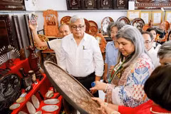 Tourists visit and experience products of the Chuyen My mother-of-pearl inlay craft village. (Photo: VietnamPlus)