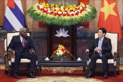 Vietnamese State President Luong Cuong (R) meets with President of the National Assembly of People's Power and President of the Council of State of Cuba Esteban Lazo Hernandez in Hanoi on September 30. (Photo: VNA)