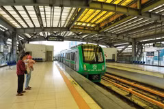 Passengers wait at Thuong Dinh station (Photo: VNA)