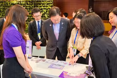 LynkiD representatives introduced technology solutions to Japanese delegates attending the P4G Summit. (Photo: courtesy of the firm)