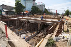 Construction workers reinforce steel and pour concrete to cover the underground drainage channel, helping collect rainwater and tackle flooding in Da Nang. (Photo: VNA)