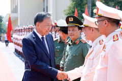 General Secretary of the Communist Party of Vietnam Central Committee and President To Lam (left) meets with officers of the Academy of Security Engineering and Technology under the Ministry of Public Security on August 17. (Photo: VNA)