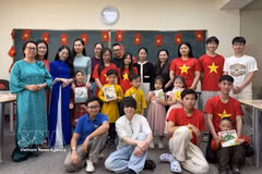 Phan Thi Quynh Trang (far left, second row) poses for a commemorative photo with the Vietnamese youth group at an event organised by the Canada-Vietnam Culture and Education Council to provide Vietnamese language lessons for second-generation Vietnamese-Canadian children. (Photo: VNA)