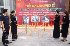 Visitors listen to an introduction to the thematic photo exhibition on Tan Trao and 81 autumns of revolution at the ATK Tan Trao Museum in Tuyen Quang province. (Photo: VNA)