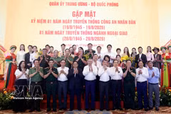 General Secretary of the Communist Party of Vietnam Central Committee and President To Lam and officials pose for a group photo at the gathering on August 17. (Photo: VNA)