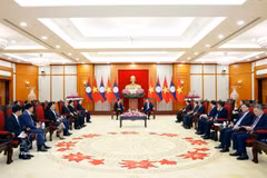 The meeting between General Secretary of the Communist Party of Vietnam Central Committee and State President To Lam and Lao Prime Minister Sonexay Siphandone in Hanoi on June 9, 2026. (Photo: VNA)