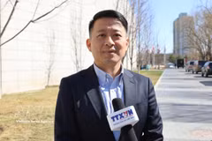 Professor Qu Qiang of the Minzu University of China and commentator for China Global Television Network (CGTN) in an interview with the Vietnam News Agency’s resident correspondent in Beijing (Photo: VNA)
