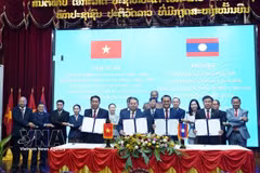 Leaders of Quang Ninh province and three provinces in northern Laos sign the conference minutes. (Photo: VNA)