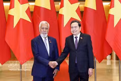National Assembly Chairman Tran Thanh Man (R) and Timor-Leste Prime Minister Kay Rala Xanana Gusmão meet in Hanoi on June 9. (Photo: VNA)