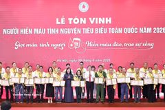 National Assembly Chairman Tran Thanh Man and Minister of Health Dao Hong Lan present certificates of honor and commendations to outstanding voluntary blood donors nationwide in 2026. (Photo: VNA)