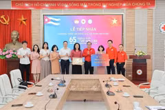 Deputy General Director of the Vietnam News Aagency Nguyen Thi Su (fifth, from right) presents donations to the Cuban people to the Vietnam Red Cross Society. (Photo: VNA)