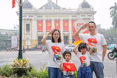 A family pose for a picture in Hanoi marking the 50th anniversary of the Liberation of the South and National Reunification (April 30, 2025) (Photo: VNA)