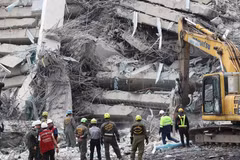 Rescue personnel on March 30 inspect the collapsed State Audit Office building in Chatuchak district, amid concerns over the quality of steel bars and other building materials used in the construction of the building. (Photo: bangkokpost.com) 