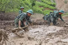 Soldiers search for missing victims in Dien Bien province on the morning of August 2, 2025. (Photo: VNA)